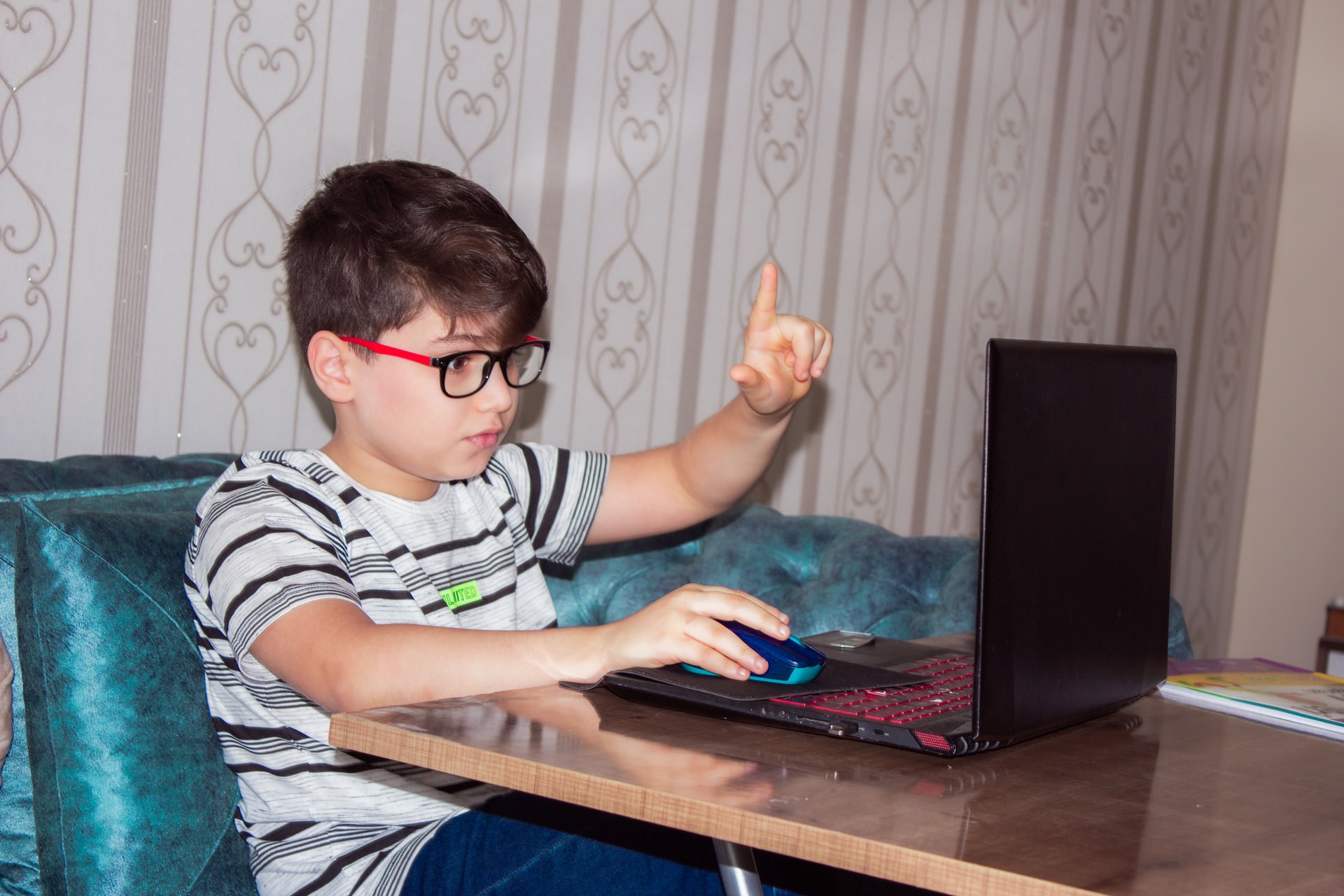 Pros & cons of online class in children